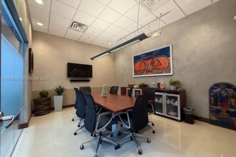 Commercial property in Miami, Florida № 2034126 - photo 18