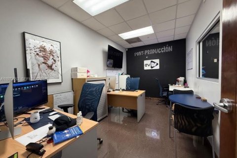 Commercial property in Miami, Florida № 2034126 - photo 22