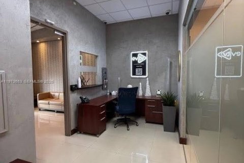 Commercial property in Miami, Florida № 2034126 - photo 11