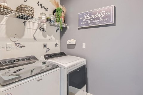 Снять в аренду таунхаус в Пемброк-Пайнс, Флорида 4 спальни, 209.96м2, № 1956088 - фото 21