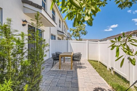 Снять в аренду таунхаус в Пемброк-Пайнс, Флорида 4 спальни, 209.96м2, № 1956088 - фото 22