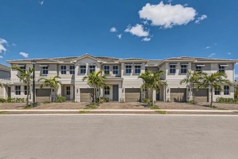 Снять в аренду таунхаус в Пемброк-Пайнс, Флорида 4 спальни, 209.96м2, № 1956088 - фото 2