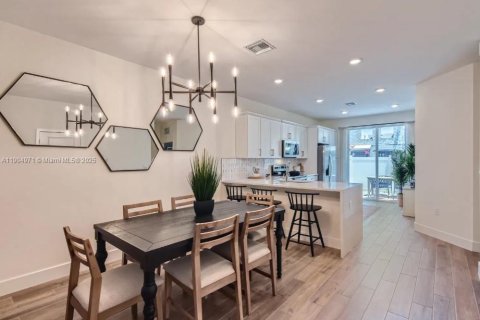 Снять в аренду таунхаус в Пемброк-Пайнс, Флорида 4 спальни, 209.96м2, № 1956088 - фото 4