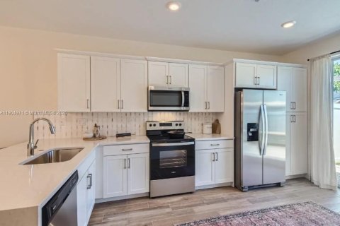 Снять в аренду таунхаус в Пемброк-Пайнс, Флорида 4 спальни, 209.96м2, № 1956088 - фото 6