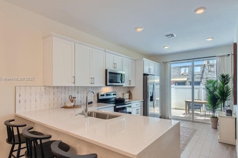 Снять в аренду таунхаус в Пемброк-Пайнс, Флорида 4 спальни, 209.96м2, № 1956088 - фото 5