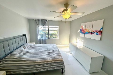 Copropriété à vendre à Hallandale Beach, Floride: 2 chambres, 106.84 m2 № 1972566 - photo 9