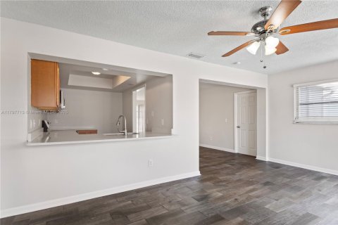House in Lake Worth, Florida 3 bedrooms, 128.95 sq.m. № 1674213 - photo 4