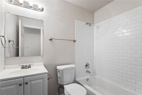 House in Lake Worth, Florida 3 bedrooms, 128.95 sq.m. № 1674213 - photo 10