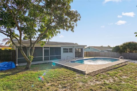 House in Lake Worth, Florida 3 bedrooms, 128.95 sq.m. № 1674213 - photo 13