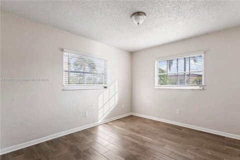 House in Lake Worth, Florida 3 bedrooms, 128.95 sq.m. № 1674213 - photo 7