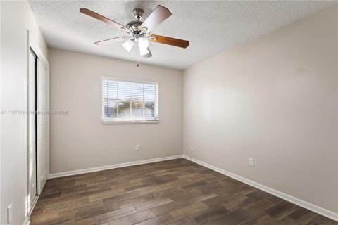 House in Lake Worth, Florida 3 bedrooms, 128.95 sq.m. № 1674213 - photo 9
