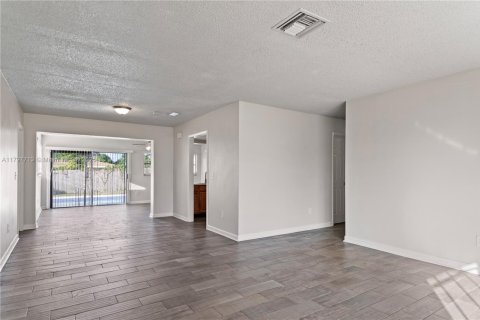 House in Lake Worth, Florida 3 bedrooms, 128.95 sq.m. № 1674213 - photo 2