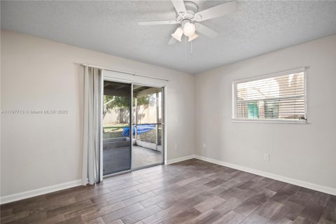 House in Lake Worth, Florida 3 bedrooms, 128.95 sq.m. № 1674213 - photo 6
