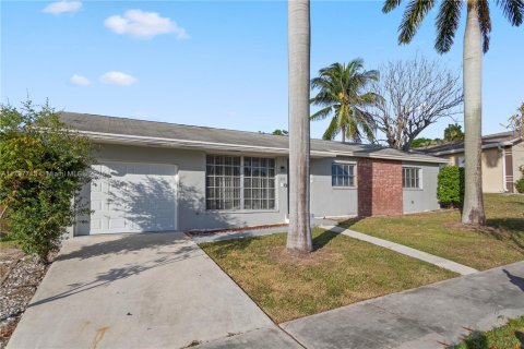 House in Lake Worth, Florida 3 bedrooms, 128.95 sq.m. № 1674213 - photo 1