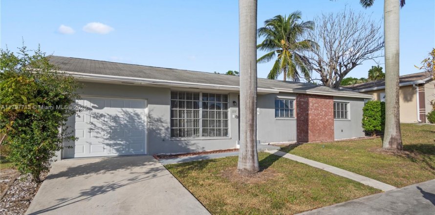 House in Lake Worth, Florida 3 bedrooms, 128.95 sq.m. № 1674213