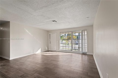 House in Lake Worth, Florida 3 bedrooms, 128.95 sq.m. № 1674213 - photo 3