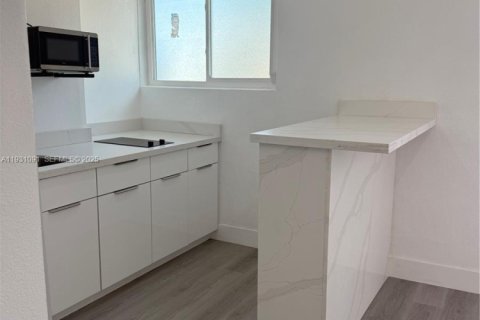 Propiedad comercial en alquiler en Pembroke Pines, Florida, 1 dormitorio, 168.34 m2 № 1992191 - foto 5