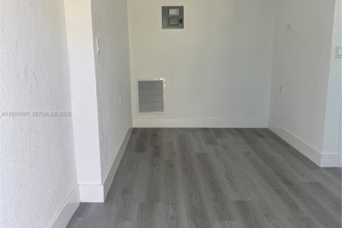 Propiedad comercial en alquiler en Pembroke Pines, Florida, 1 dormitorio, 168.34 m2 № 1992191 - foto 2