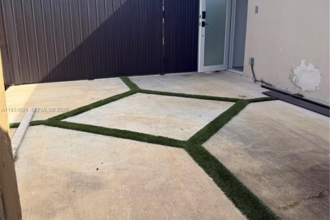 Propiedad comercial en alquiler en Pembroke Pines, Florida, 1 dormitorio, 168.34 m2 № 1992191 - foto 1