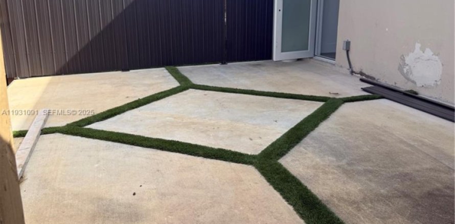 Propiedad comercial en Pembroke Pines, Florida 1 dormitorio, 168.34 m2 № 1992191