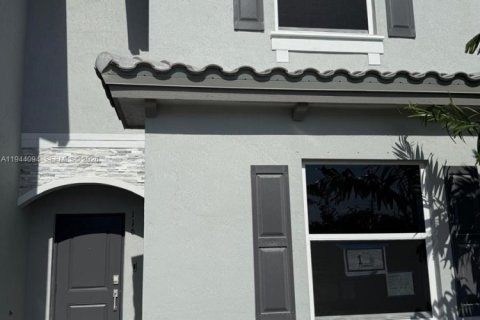 Townhouse in Florida City, Florida 3 bedrooms № 2001022