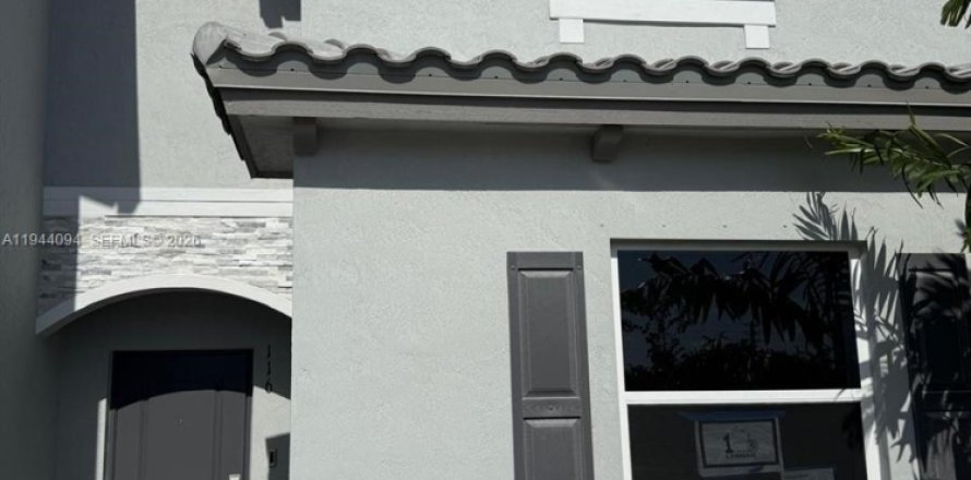 Townhouse in Florida City, Florida 3 bedrooms № 2001022