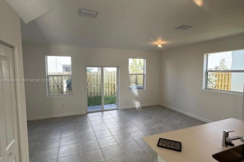 Townhouse in Florida City, Florida 3 bedrooms № 2001022 - photo 2