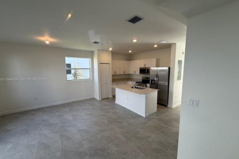 Townhouse in Florida City, Florida 3 bedrooms № 2001022 - photo 3