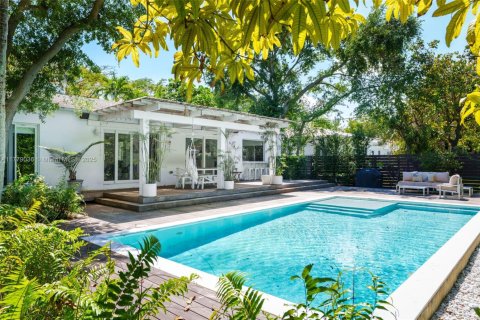 Casa en venta en Miami, Florida, 3 dormitorios, 180.14 m2 № 1868586 - foto 1