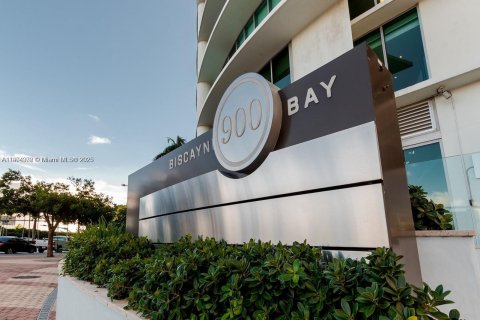 Condo in Miami, Florida, 2 bedrooms  № 1955896 - photo 1