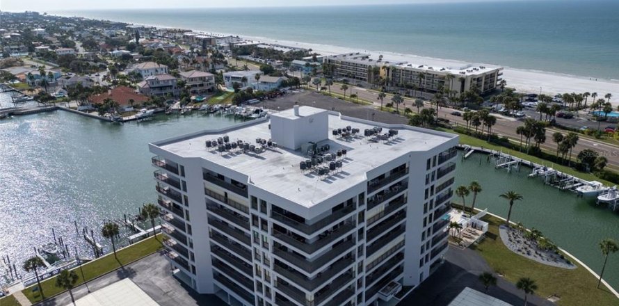 Condominio en Clearwater, Florida, 2 dormitorios № 2229131