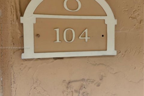 Condominio en Hialeah, Florida, 2 dormitorios № 2091278