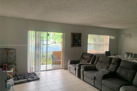 Condominio en venta en Hialeah, Florida, 2 dormitorios, 135.45 m2 № 2091278 - foto 2
