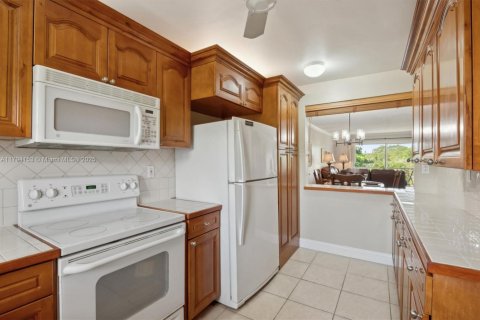 Condo in Lauderhill, Florida, 2 bedrooms  № 1713456 - photo 8