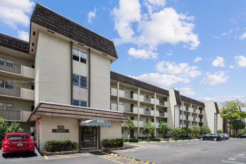 Condo in Lauderhill, Florida, 2 bedrooms  № 1713456 - photo 1