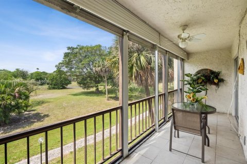 Condo in Lauderhill, Florida, 2 bedrooms  № 1713456 - photo 2