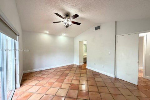 Снять в аренду таунхаус в Майами, Флорида 3 спальни, 124.12м2, № 2055987 - фото 9