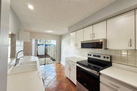 Снять в аренду таунхаус в Майами, Флорида 3 спальни, 124.12м2, № 2055987 - фото 8