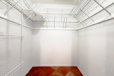 Снять в аренду таунхаус в Майами, Флорида 3 спальни, 124.12м2, № 2055987 - фото 16