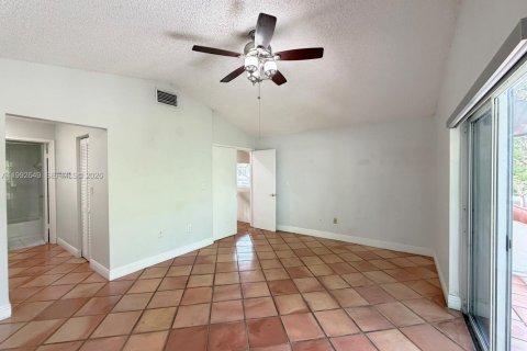 Снять в аренду таунхаус в Майами, Флорида 3 спальни, 124.12м2, № 2055987 - фото 10