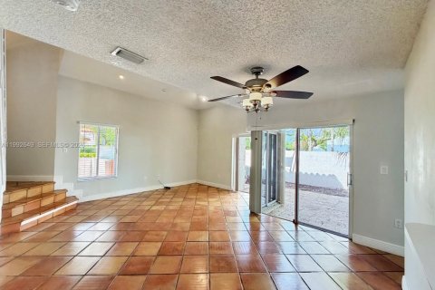 Снять в аренду таунхаус в Майами, Флорида 3 спальни, 124.12м2, № 2055987 - фото 6
