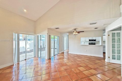 Снять в аренду таунхаус в Майами, Флорида 3 спальни, 124.12м2, № 2055987 - фото 3