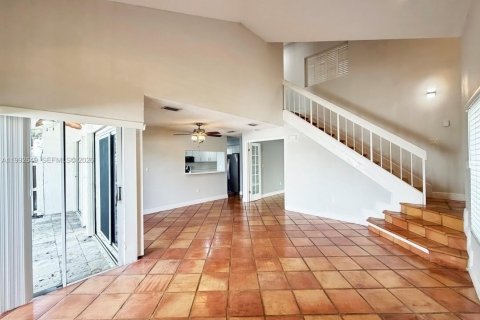 Снять в аренду таунхаус в Майами, Флорида 3 спальни, 124.12м2, № 2055987 - фото 4