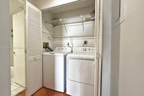 Снять в аренду таунхаус в Майами, Флорида 3 спальни, 124.12м2, № 2055987 - фото 24