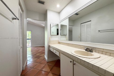 Снять в аренду таунхаус в Майами, Флорида 3 спальни, 124.12м2, № 2055987 - фото 15