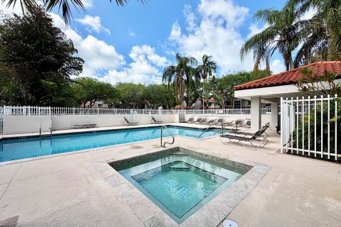 Снять в аренду таунхаус в Майами, Флорида 3 спальни, 124.12м2, № 2055987 - фото 28