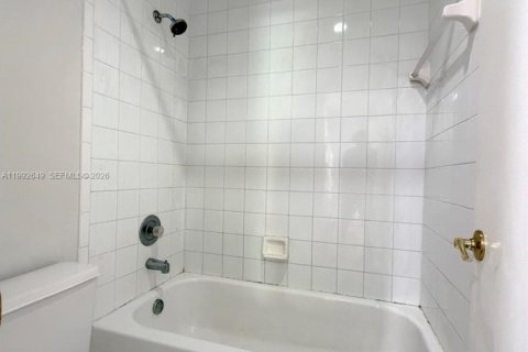 Снять в аренду таунхаус в Майами, Флорида 3 спальни, 124.12м2, № 2055987 - фото 17