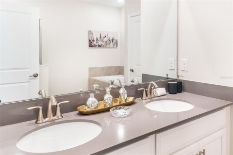 Casa en venta en Kissimmee, Florida, 8 dormitorios, 398.46 m2 № 1740448 - foto 13