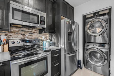 Townhouse in North Miami Beach, Florida 3 bedrooms, 109.81 sq.m. № 1814199 - photo 5