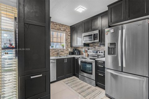 Townhouse in North Miami Beach, Florida 3 bedrooms, 109.81 sq.m. № 1814199 - photo 6